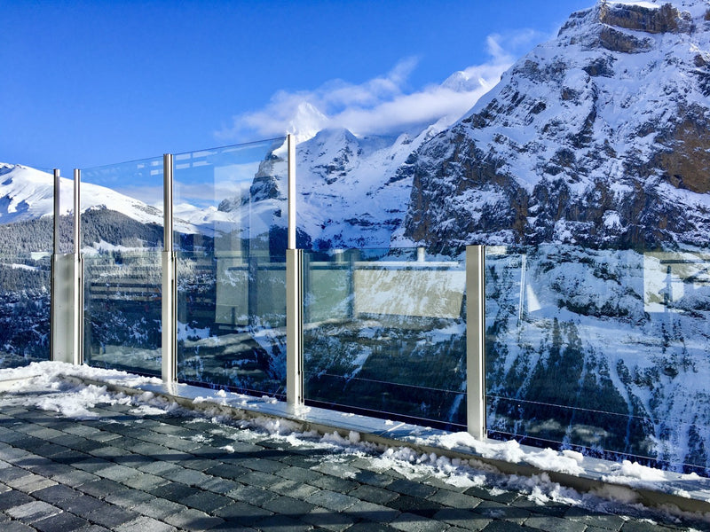 SlideGlass® auf der verschneiten Terrasse vor der Bergkulisse