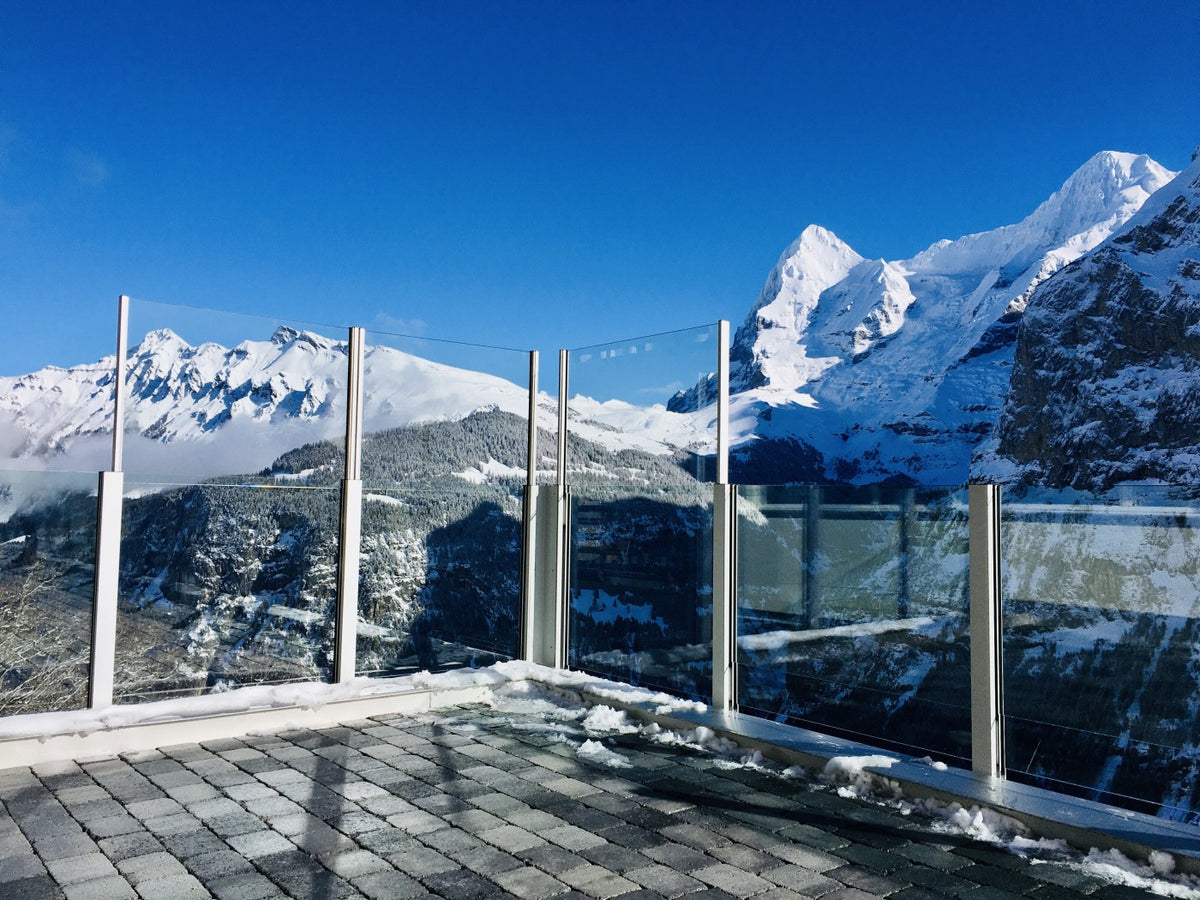 SlideGlass® Windschutz vor verschneiten Gipfeln