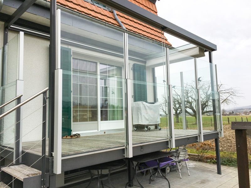 Veranda mit SlideGlass® Windschutzgeländer aus Klarglas