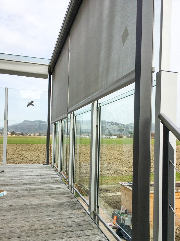 SlideGlass® Windschutz am Terrassenrand mit Blick in die Landschaft