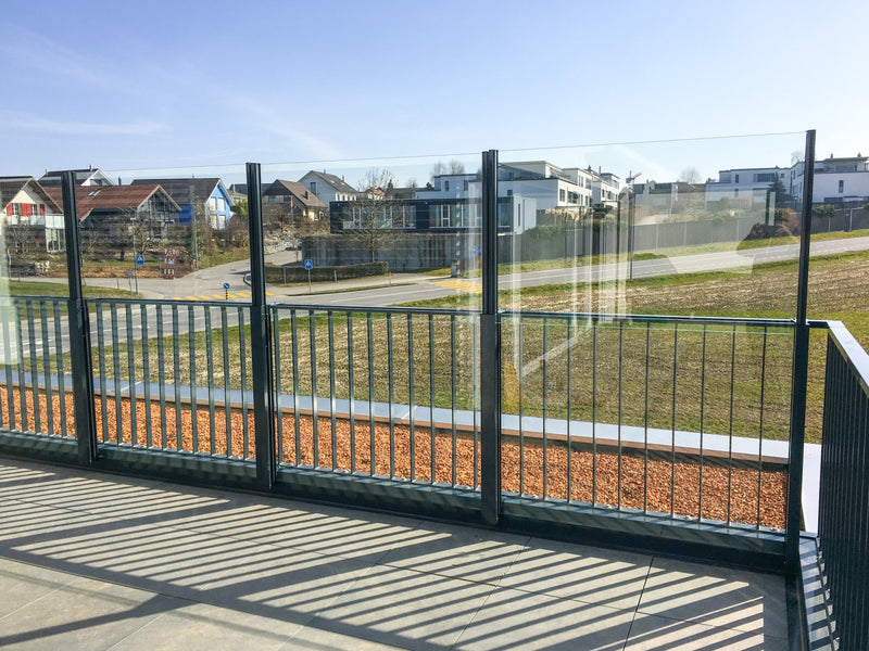 Balkon mit SlideGlass® Windschutzgeländer in Anthrazit, Glas hochgestellt