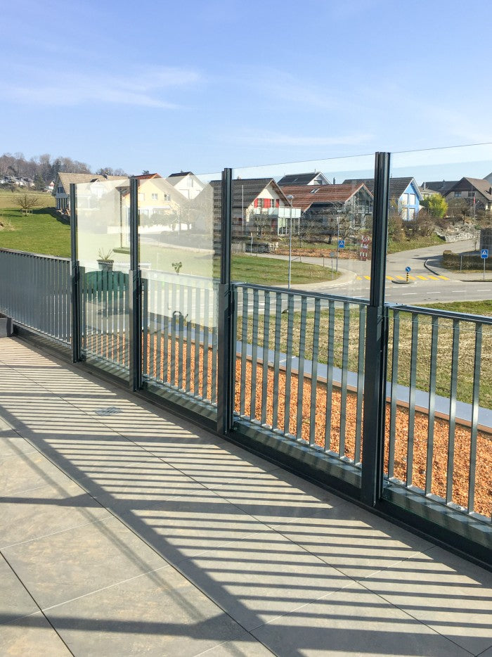 SlideGlass® in Anthrazit, Windschutz über dem Stabgeländer