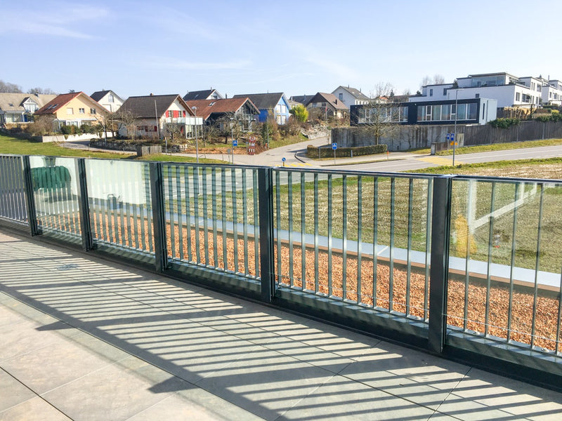 Balkon mit SlideGlass® Windschutzgeländer in Anthrazit, Blick ins Quartier