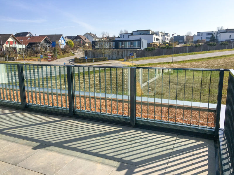 SlideGlass® Windschutzgeländer in Anthrazit auf dem Balkon