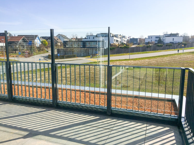 Balkon mit SlideGlass® Windschutz in Anthrazit und Klarglas