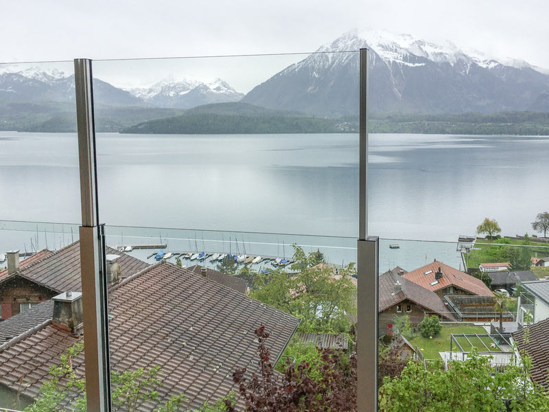 SlideGlass® Windschutzgeländer mit Blick auf See und Berge