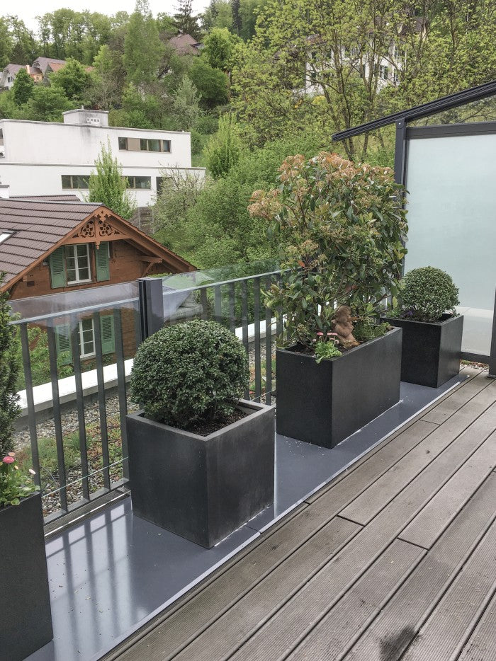 Dachterrasse mit SlideGlass® Windschutz und Pflanzentrögen