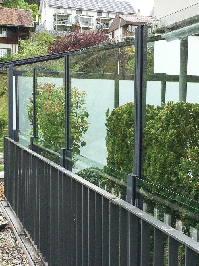 SlideGlass® Windschutz auf der Dachterrasse mit Begrünung