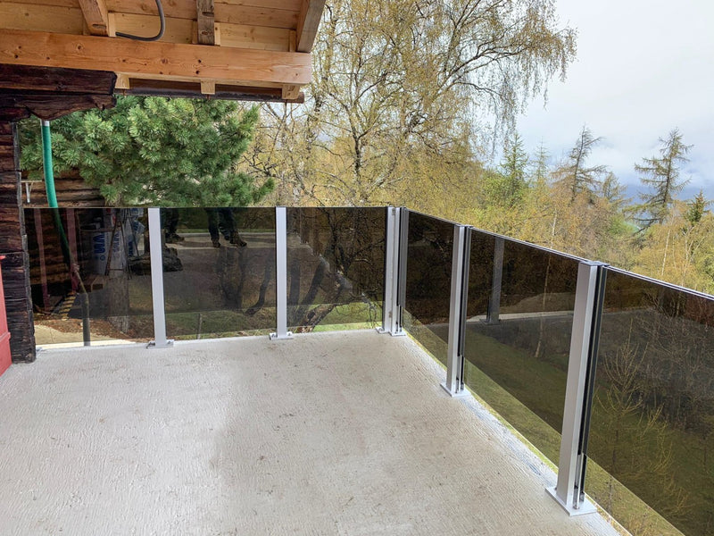 SlideGlass® mit Milchglas auf dem Balkon unter dem Vordach