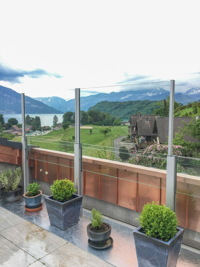 SlideGlass® Windschutz mit Klarglas auf der Terrasse mit Seesicht