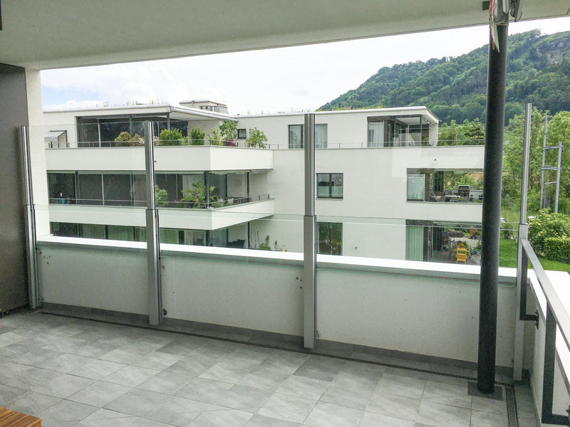 SlideGlass® mit Milchglas auf dem Balkon eines Mehrfamilienhauses
