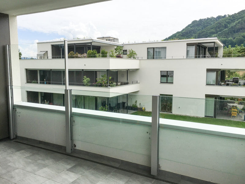 Balkon im Mehrfamilienhaus mit SlideGlass® Milchglas-Geländer