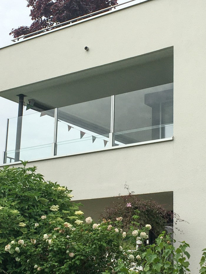 SlideGlass® Windschutz an der Balkonecke, Glas hochgestellt