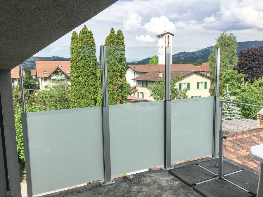 SlideGlass® mit Milchglas als Sichtschutz am Sitzplatz