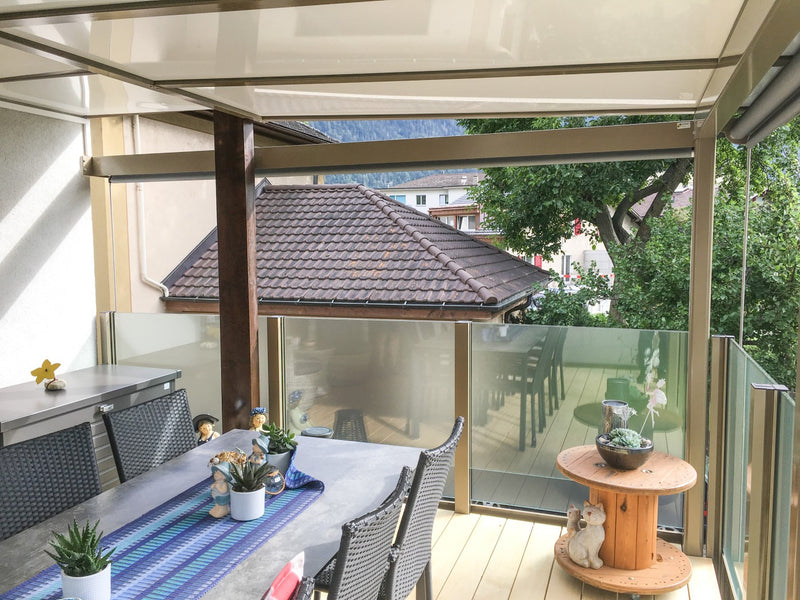 Sitzplatz unter der Pergola mit SlideGlass® Milchglas