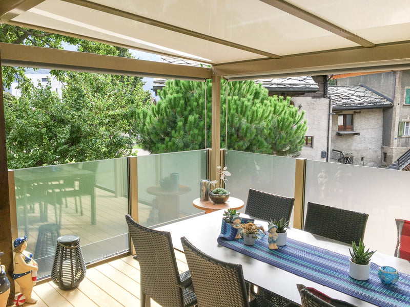 Pergola-Sitzplatz mit SlideGlass® Windschutz aus Milchglas