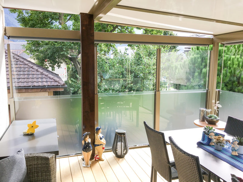 SlideGlass® mit Milchglas unter der Pergola, Sicht- und Windschutz