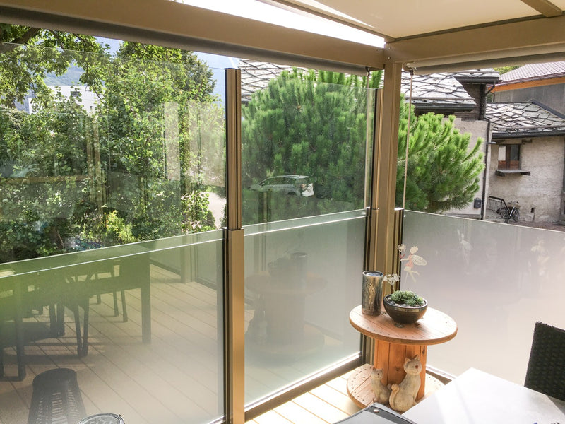 SlideGlass® Milchglas-Windschutz am Pergola-Sitzplatz