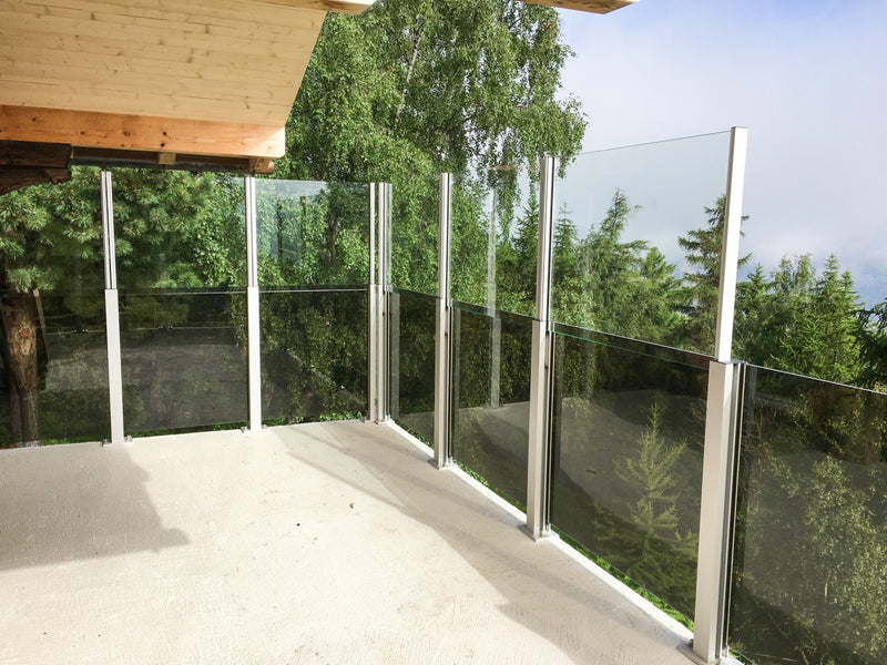 SlideGlass® Windschutz auf der Terrasse mit Blick in den Wald