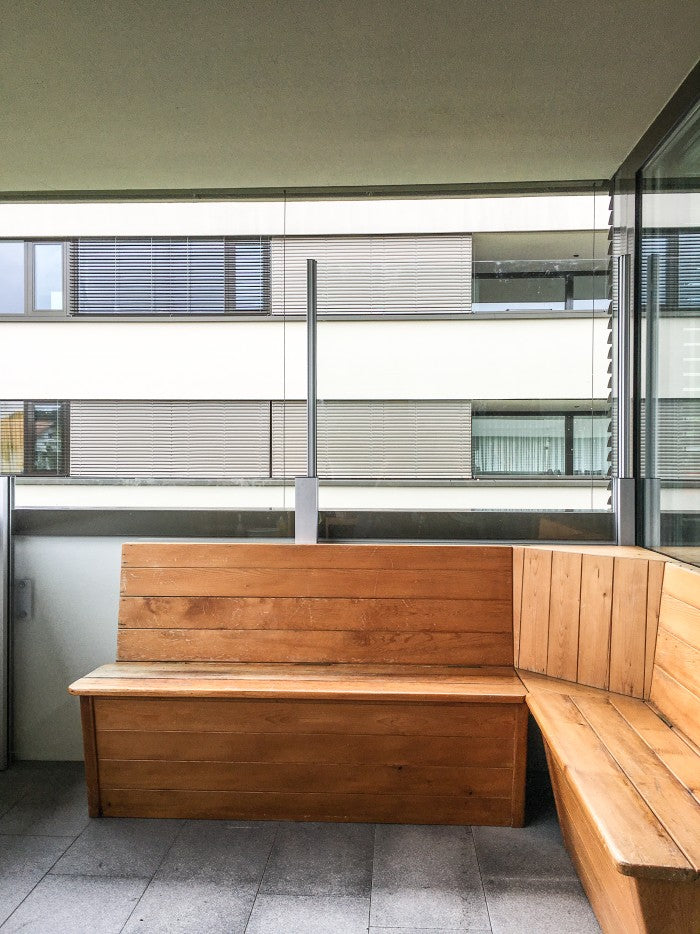 Terrasse mit Sitzbank und SlideGlass® Windschutzgeländer