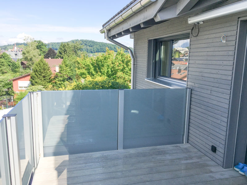 SlideGlass® mit Milchglas auf dem Balkon mit Blick über das Dorf