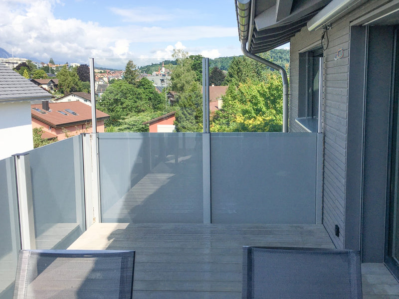 Balkon mit SlideGlass® Milchglas-Geländer, Windschutz hochgestellt