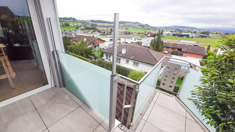 SlideGlass® mit Milchglas an der Balkonecke