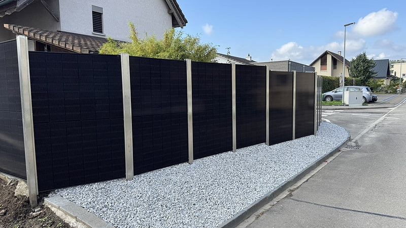 Referenz Mellingen AG: Solar-Sichtschutz mit Glas-Glas-Modulen und Edelstahlpfosten entlang der Strasse