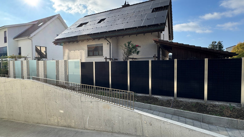 Referenz Mellingen AG: Solar-Sichtschutz kombiniert mit Steinkörben und Milchglas, passend zur Solaranlage auf dem Dach