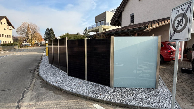 Referenz Mellingen AG: Solar-Sichtschutz und Milchglas-Element an der Strassenecke