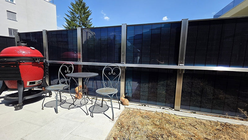 Referenz Mellingen AG: bifazialer Solar-Sichtschutz am Sitzplatz, zweireihig mit Edelstahl-Querriegel