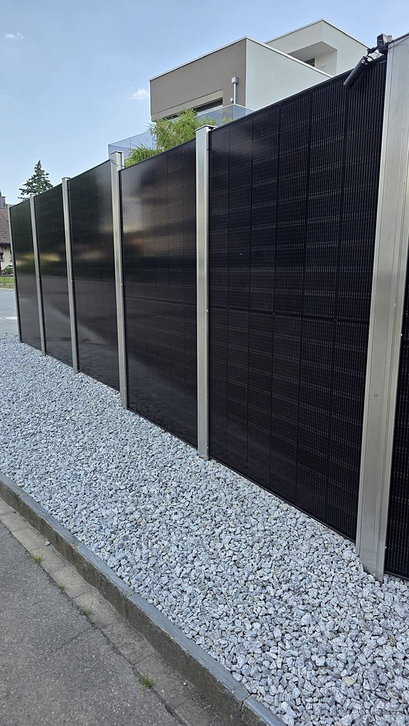 Referenz Mellingen AG: Solar-Sichtschutz mit Edelstahlpfosten auf dem Kiesbett