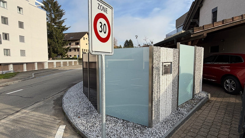 Referenz Mellingen AG: Milchglas, Steinkörbe mit eingebautem Briefkasten und Solarmodule an der Grundstücksecke