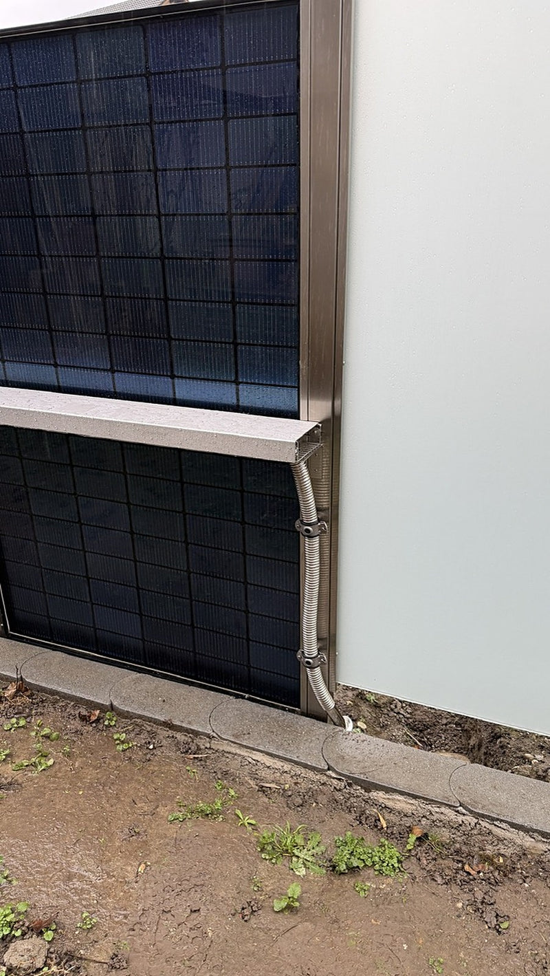 Referenz Mellingen AG: Detail der Kabelführung im Edelstahl-Schutzrohr am bifazialen Solar-Sichtschutz