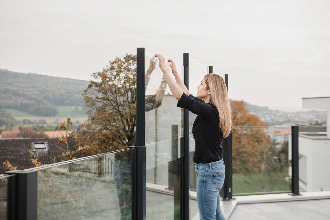 SlideGlass® Windschutz wird von Hand hochgeschoben