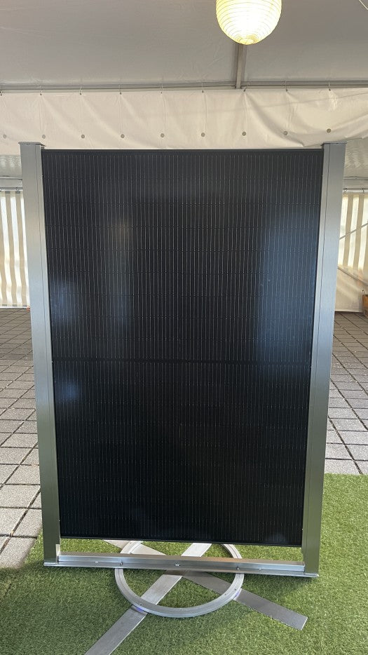 Solar-Sichtschutz mit Glas-Glas-Modul, Vorderseite, ausgestellt