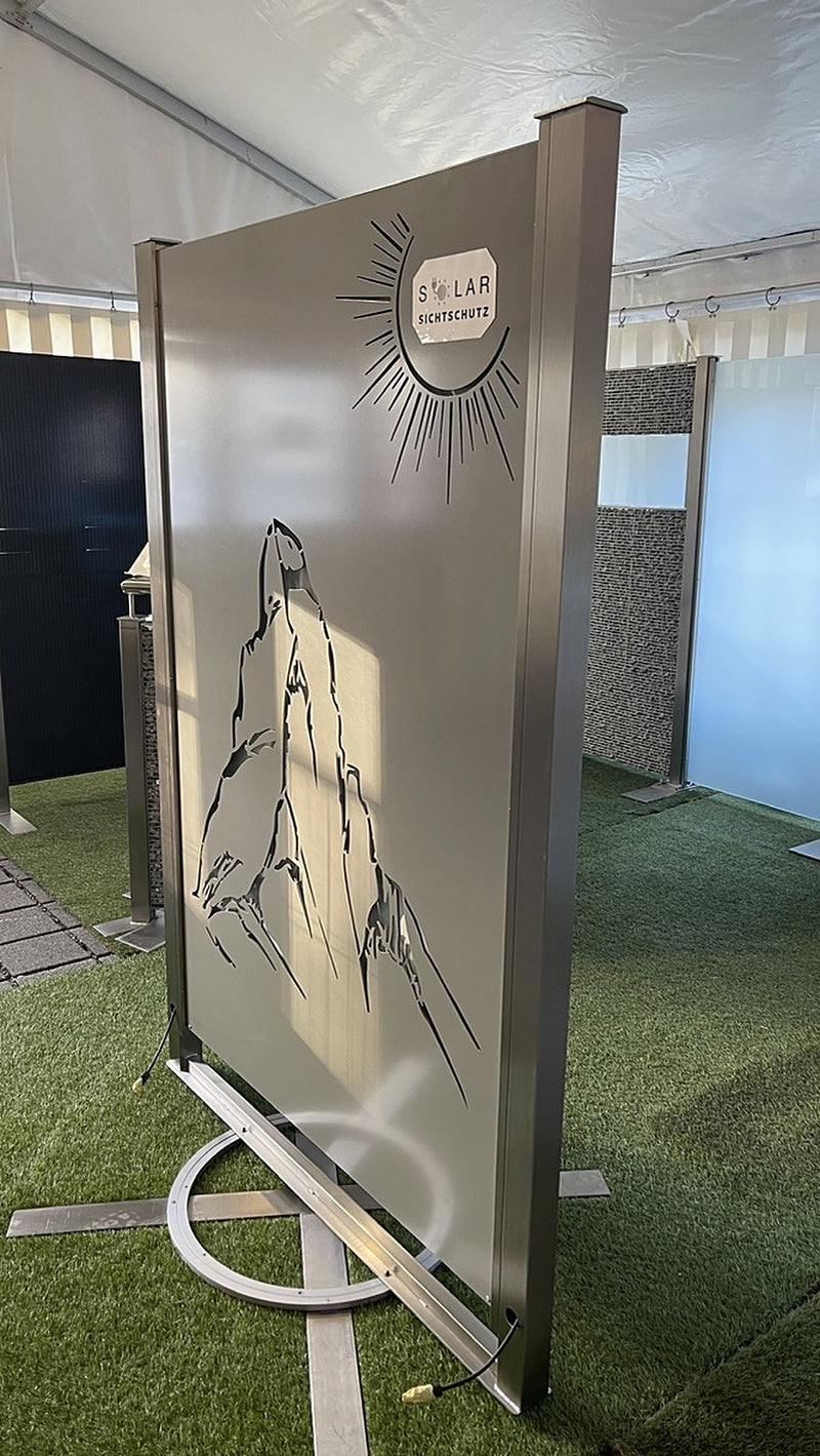 Solar-Sichtschutz mit gelasertem Matterhorn-Sujet auf der Rückseite, in der Ausstellung