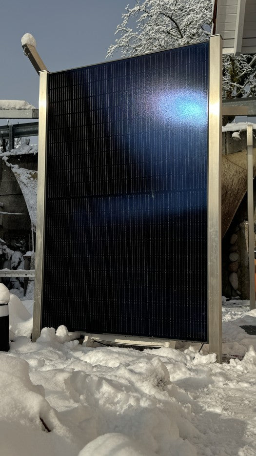 Solar-Sichtschutz im Winter: das senkrechte Modul bleibt frei von Schnee