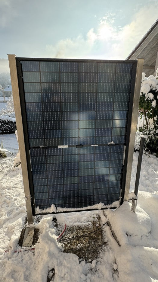 Solar-Sichtschutz im verschneiten Garten