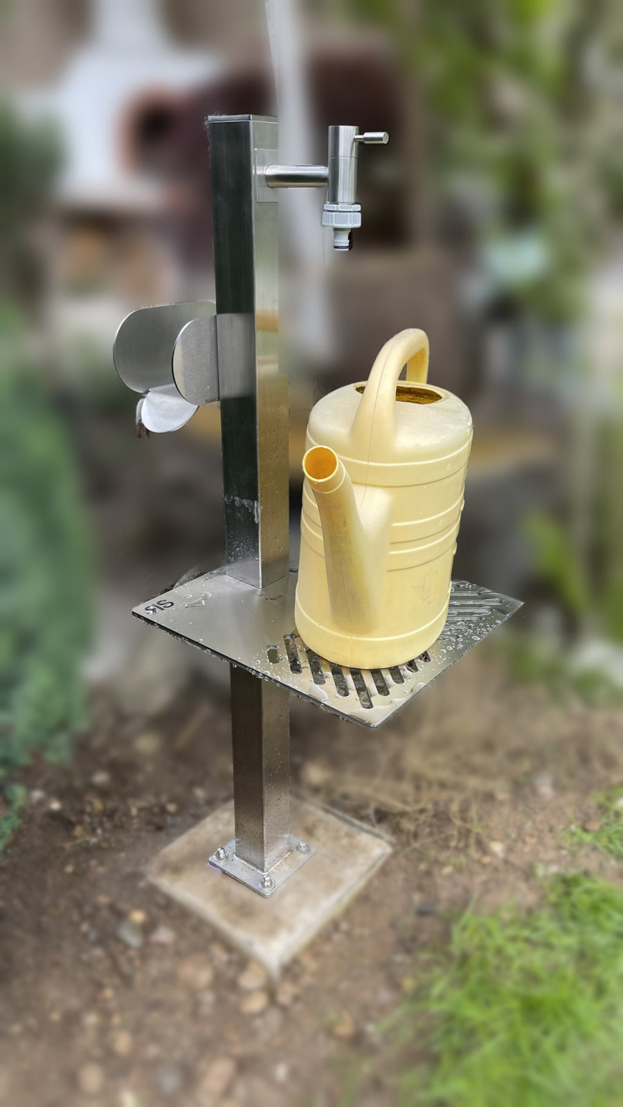 Wasserzapfsäule GS03 aus Edelstahl mit Wasserhahn, Schlauchhalter und Abstellplatte im Garten